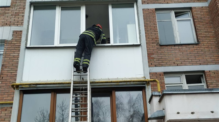 Тіло чоловіка знайшли в багатоповерхівці у Старокостянтинові