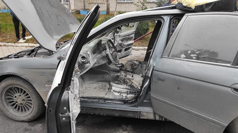 У Вараші горів «BMW»: поліцейські допомагали приборкати вогонь