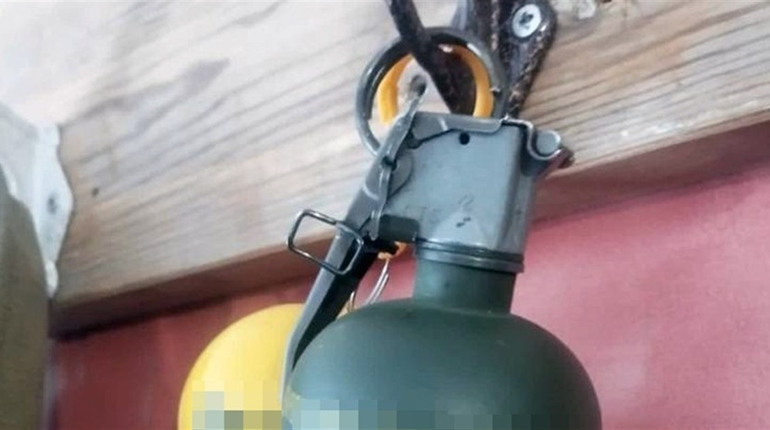 З будинку жителя Звягельщини поліцейські вилучили гранату — вона висіла на вішалці