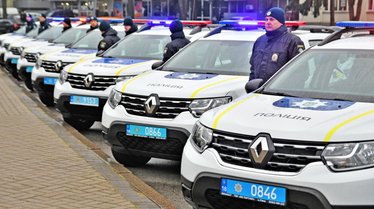 Поліцейські офіцери Вараської громади отримали нові автомобілі