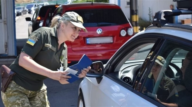 На Одещині батьки подарували сину фальшиві документи: на кордоні їх не оцінили