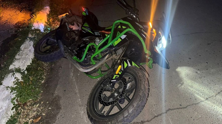 На Переяславщині мотоцикліст злетів із дороги, його госпіталізували: хроніка поліції