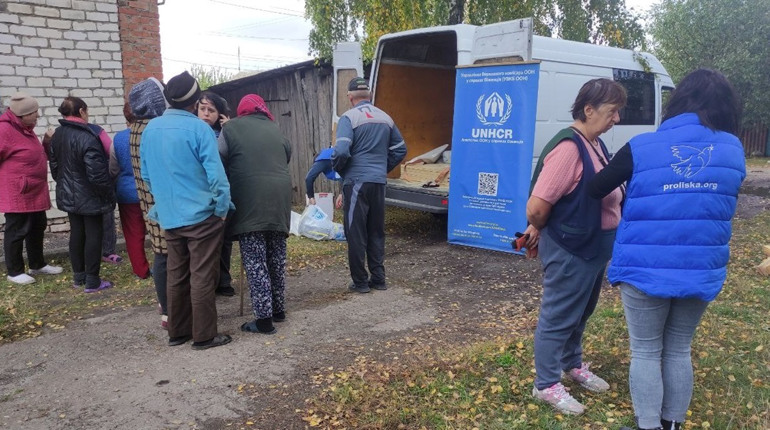 Волонтери розповіли історію бабусі Євдокії з Есмані, чиє селище обстрілюють росіяни
