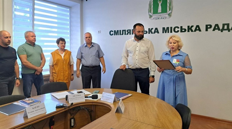 Учителям зі Сміли вручили грамоти та подяки