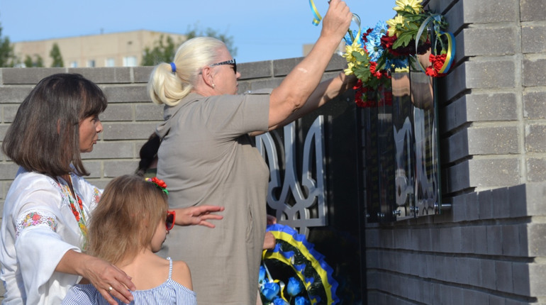 В Южноукраїнську родичі загиблих разом із волонтерами вшанували пам’ять героїв