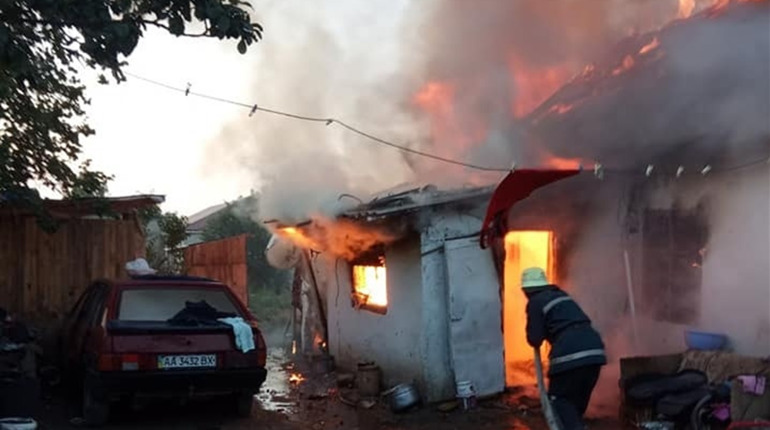 В Майорах через пожежу в будинку родина з дітьми залишилась у скруті: для них збирають допомогу