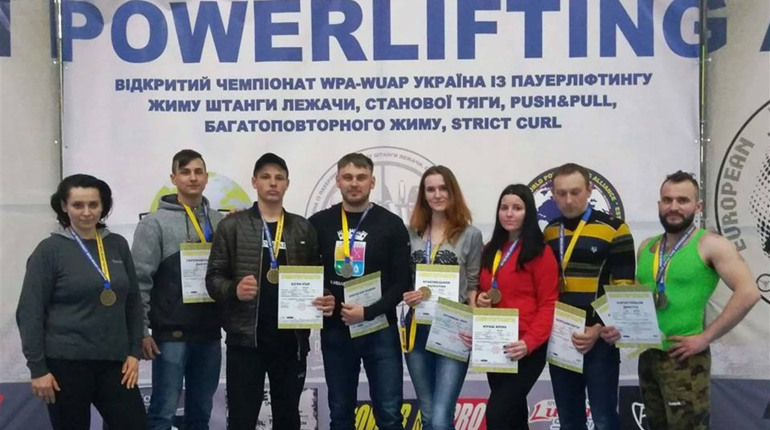 12 нагород на десятьох: новоградські пауерліфтери знову показали клас