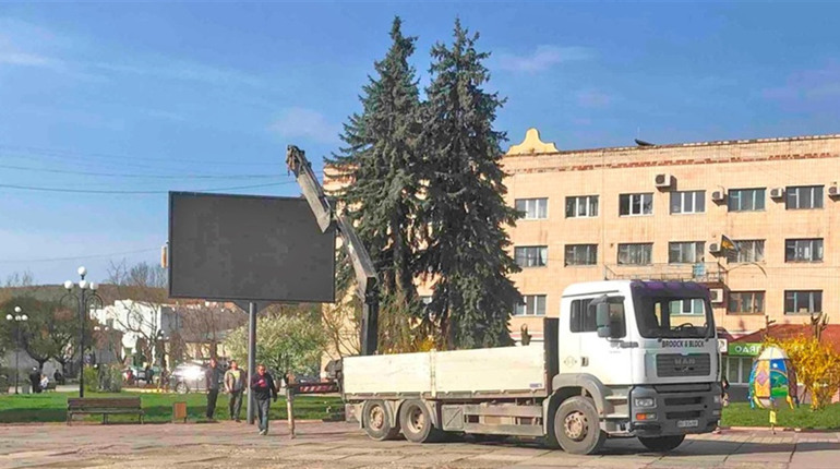 У центрі Чорткова демонтували великий рекламний екран