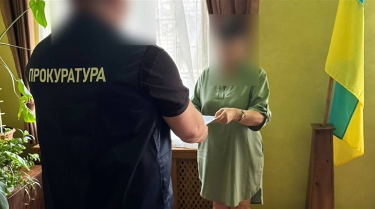 У П’ятихатській громаді завідувачку медцентру підозрюють у хабарництві