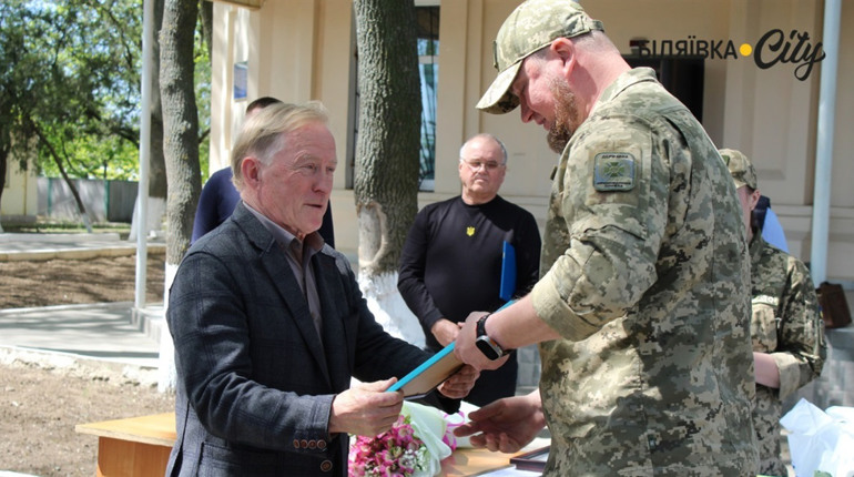 Біляївська громада квітами, подяками і подарунком привітала прикордонників з професійним святом