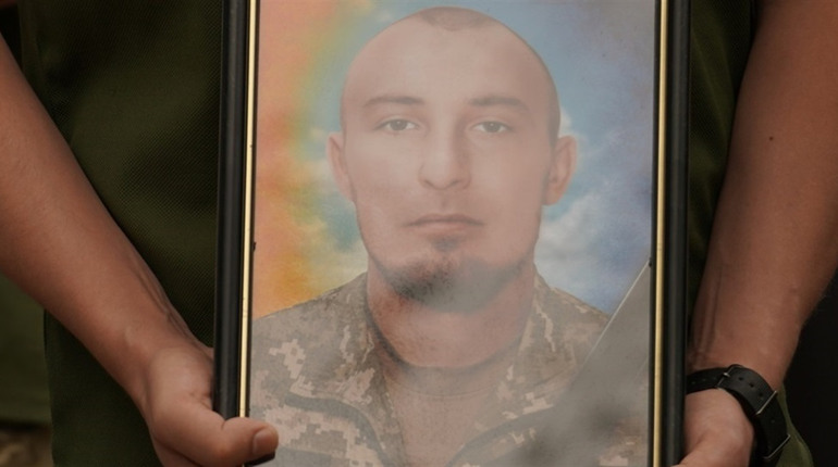 Він заповідав допомагати військовим. Триста тисяч для ЗСУ передали рідні загиблого Героя з Жищинець