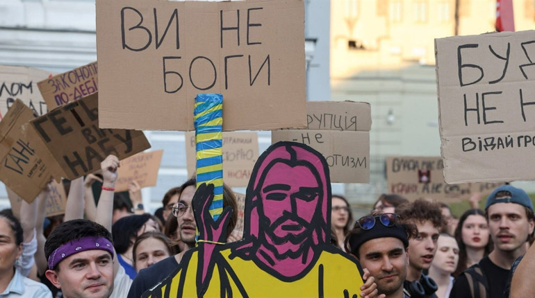 «Картонковий протест» 18+: лозунги молоді як окремий жанр спротиву