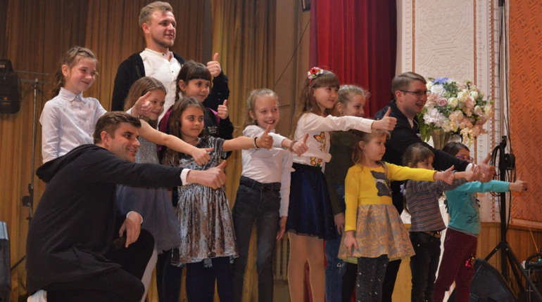 Хто і як вітали жінок Біляївської громади з нагоди 8 березня, та яка несподіванка трапилась на сцені