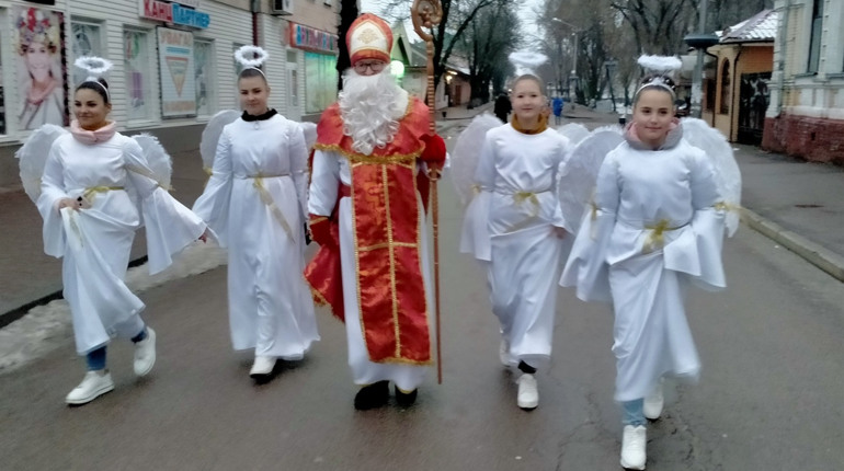 Ніжином Миколай крокував, зі святами усіх вітав!
