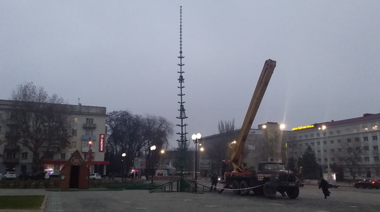 Вже готуються до свят: у Херсоні почали зводити новорічну ялинку