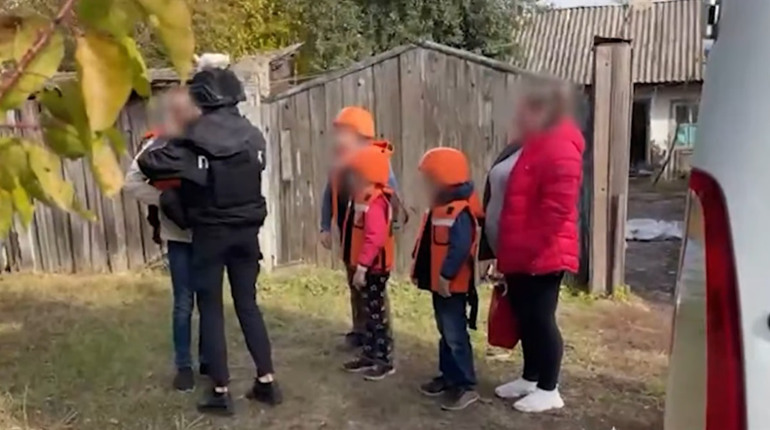«Білі Янголи» евакуювали з Білопілля ще дві родини з дітьми. ВІДЕО