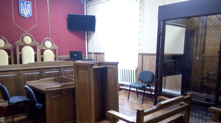 Староста та освітянка з Луганщини постануть перед судом за зраду. Що їм обіцяє Феміда