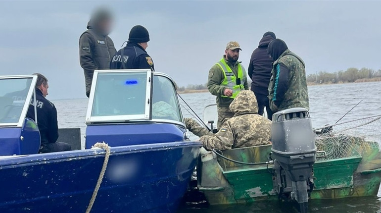 Житель Маяківської громади та одесит ловили рибу на Дністрі на "драча": збитки понад 700 тис грн