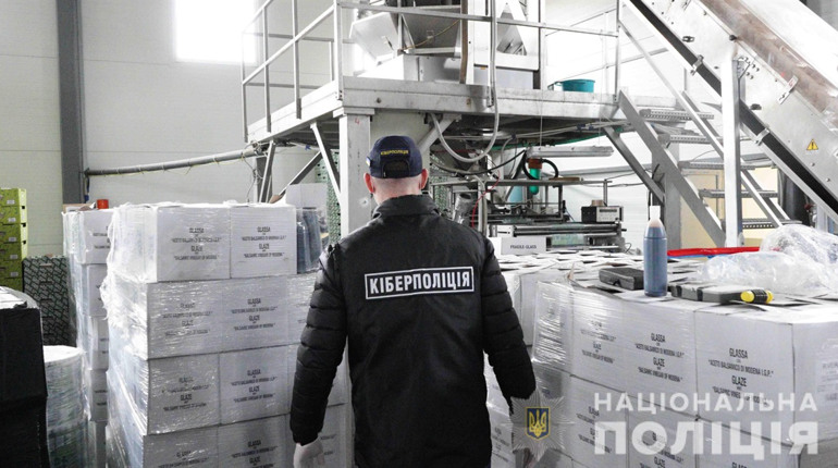 Виготовляли і збували фальсифіковані продукти харчування: у Хмельницькому викрили підпільний цех