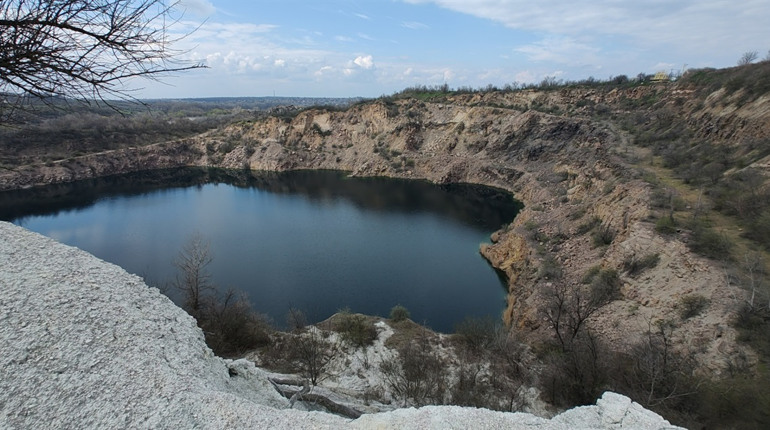 Радонове озеро з незвичного ракурсу, понтичні півники та бузькі тюльпани