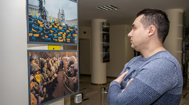 У Дніпрі відкрили фотовиставку до Дня Героїв Небесної Сотні (ФОТОРЕПОРТАЖ)