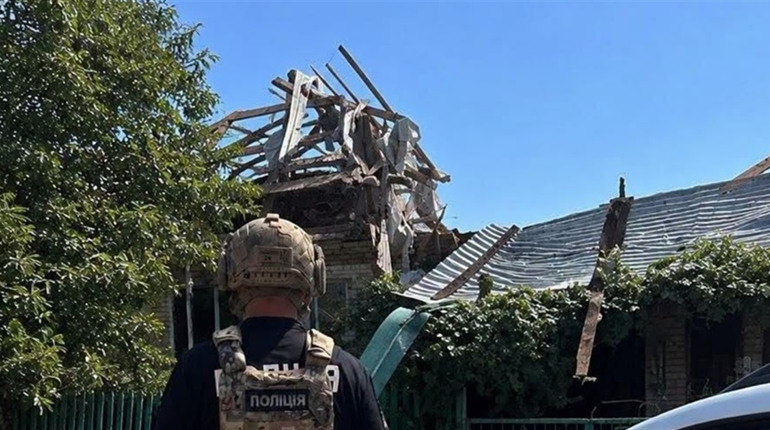 Вибиралися через вікно: поліцейські врятували подружжя після атаки РФ на П’ятихатки