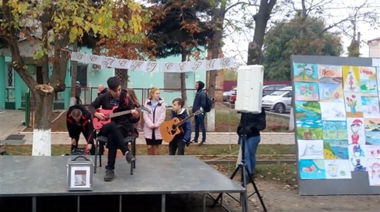 Молодь Біляївки організувала вуличний концерт, щоб допомогти дівчині з Ясьок