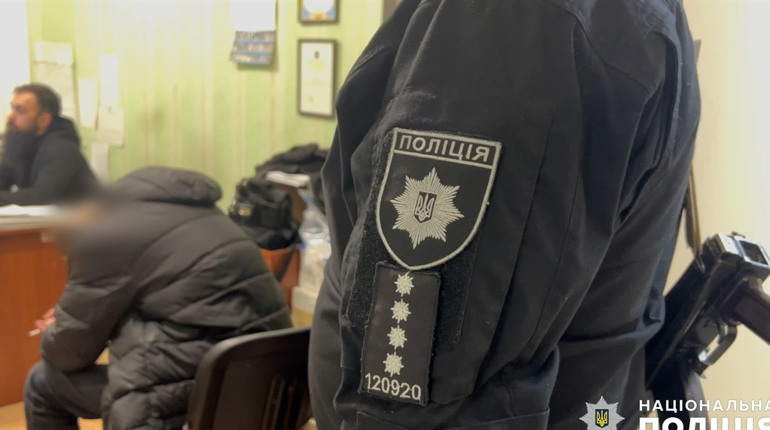 В Овідіополі чоловік на вулиці влаштував стрілянину з рушниці: цілив у жінку з дитиною