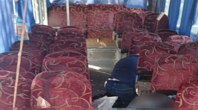 Окупанти вдарили дроном по автобусу під Херсоном: загинули двоє, 16 поранені