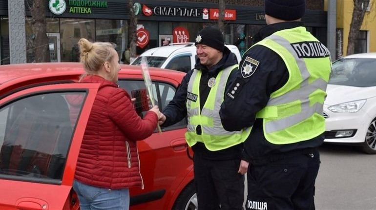 Патрульні в Ізмаїлі привітали жінок з 8 березня