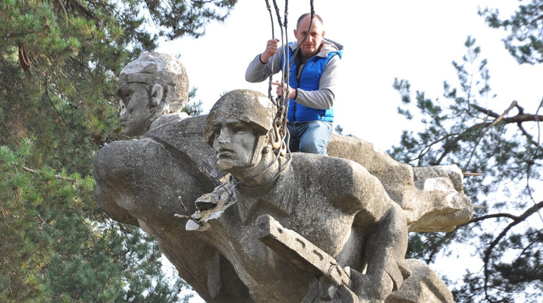 Знесли пам’ятник радянським окупантам у присілку Заболотня села Сілець