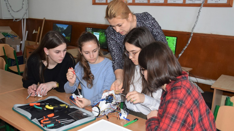 SMART-техніка в міських школах: як використовується, і що про неї кажуть вчителі та учні 