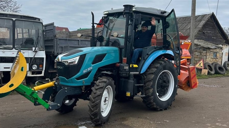 У Біляївській громаді для покращення благоустою придбали трактор: що він уміє робити