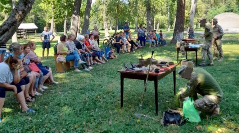 Військові навчали жителів Куянівки, як діяти під час обстрілів та надавати домедичну допомогу