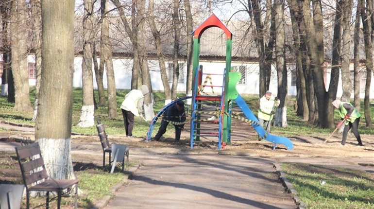 У Калинівці у сквері на Садовій встановили дитячу гірку