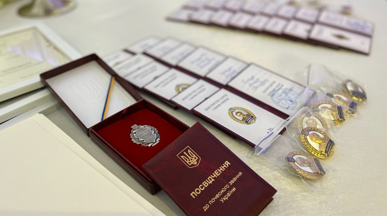 Начальник Чернівецької ОВА Руслан Запаранюк нагородив кращих педагогів Буковини