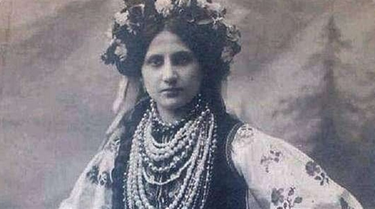 Коралі, дукачі, гердани. Які традиційні прикраси носили жінки Донеччини у ХІХ-ХХ століттях — фото