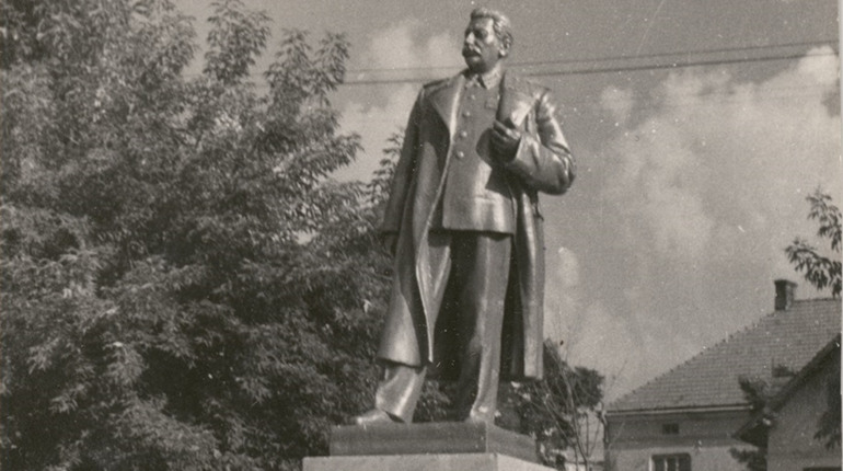 Де у Чорткові стояв пам’ятник Сталіну?