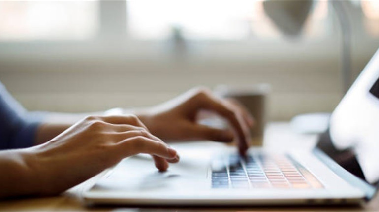 Переселенкам з Луганщини. Відкрито реєстрацію на отримання безкоштовних ноутбуків для жінок