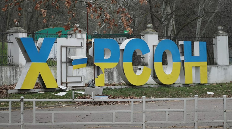 Потужні вибухи у Херсоні: місто під обстрілом