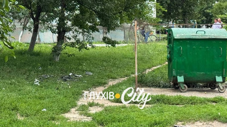 Уночі росіяни вдарили безпілотником поблизу житлових будинків у Глухові