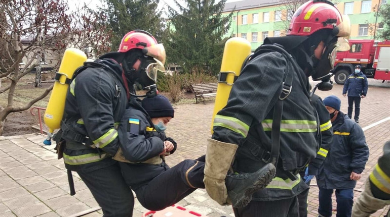 У Сватовому рятувальники відпрацьовують гасіння пожеж у соціальних об’єктах: як це було (відео)
