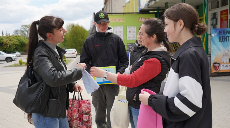 Шиють мішечки та роздають перехожим. Учні Городоцького ліцею взяли участь у Всеукраїнському проєкті