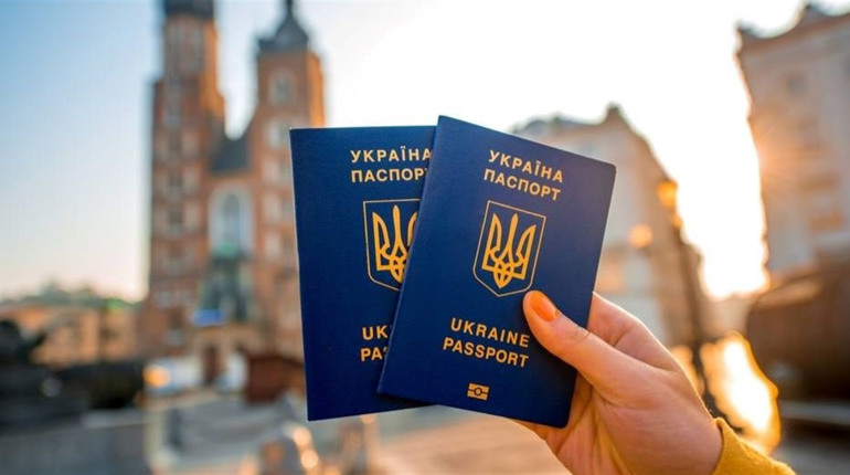 Кабмін запровадив експеримент: українці зможуть отримати паспорти за кордоном