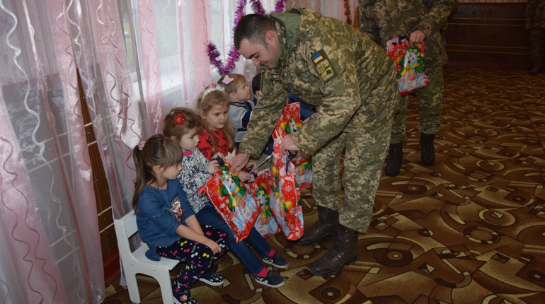 Святий Миколай у формі, або як наша 30-ка діток вітала