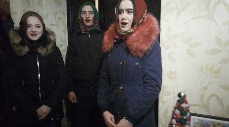 Дівчата у тернових хустинах, хлопці з намальованими червоними щічками і зачинені перед носом двері