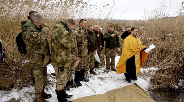 Без глінтвейну, кулішу і гарячого чаю: бійці "тридцятки" святкували Водохреще