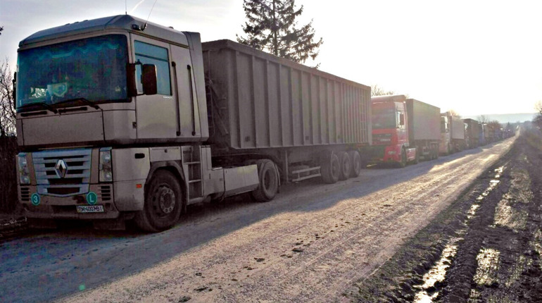 Відновити дороги на Кременеччині розбиті сільгосппідприємством вимагають жителі сусідньої області 