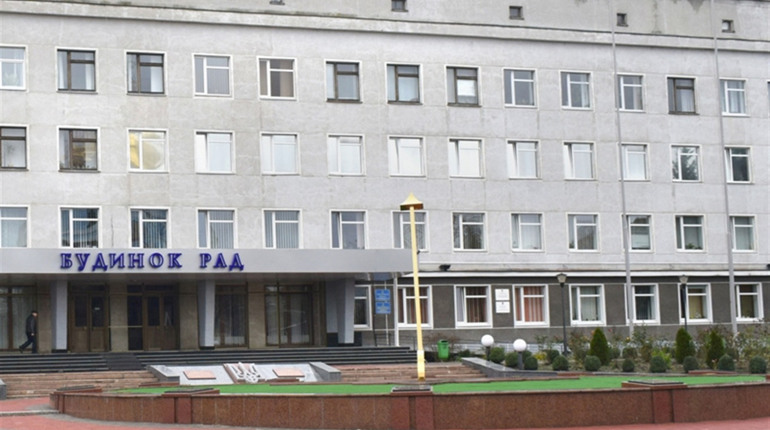 Майже 2 мільйони на дахи шкіл і 600 тисяч на парковку можуть виділити на сесії міської ради