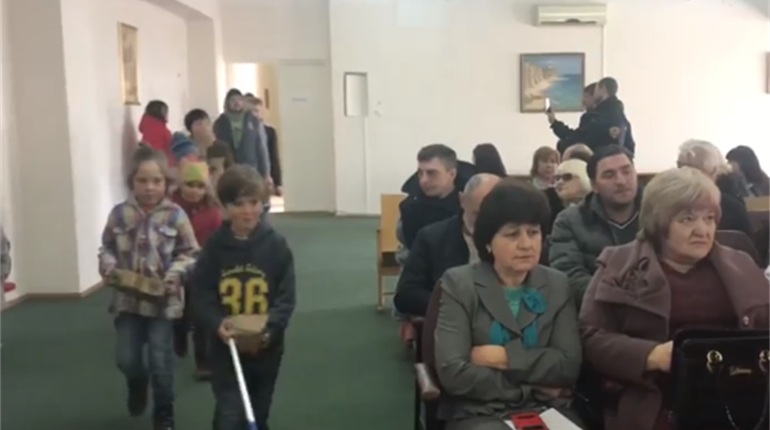 Жителі міста Теплодар принесли на засідання місцевої ради цеглу та каміння: що вони вимагають